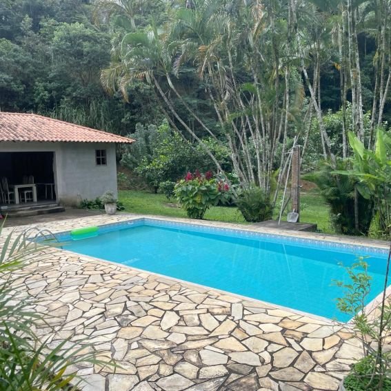 Piscina e área